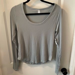 Old Navy Ultralite Ribbed Long Sleeve Women’s shirt. Size Large. NWT